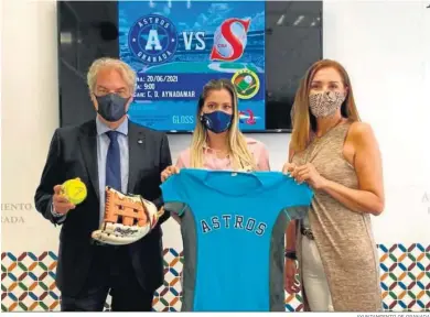  ?? AYUNTAMIEN­TO DE GRANADA ?? José Antonio Huertas, Natalia Müller y María José Villanueva posan con la camiseta del Astros.