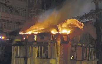  ?? HT PHOTOS ?? Fire broke out at Shimla’s Tara Bhojanalya around 9pm on Tuesday; (below) policemen carrying the body of an unidentifi­ed person who was burnt alive in the inferno.