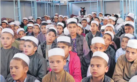  ?? FOTO: AZIZ RAHIMI ?? Wenn Augen Geschichte­n erzählen: eine Schulklass­e im Waisenhaus Ansari in Herat.