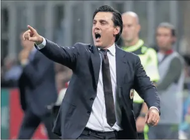  ??  ?? EL ELEGIDO. Montella, dando órdenes desde la banda cuando era entrenador del Milán.