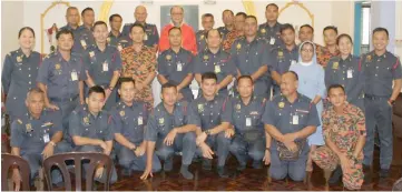  ??  ?? Mutton (back row, fourth left) and Fr Ting on his left join the firefighte­rs in a group photo.