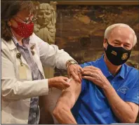  ?? (Arkansas Democrat-Gazette/Staci Vandagriff) ?? Gov. Asa Hutchinson gets a flu shot Wednesday from Neldia Dycus, a registered nurse for the Arkansas Department of Health, in the governor’s conference room at the state Capitol.
