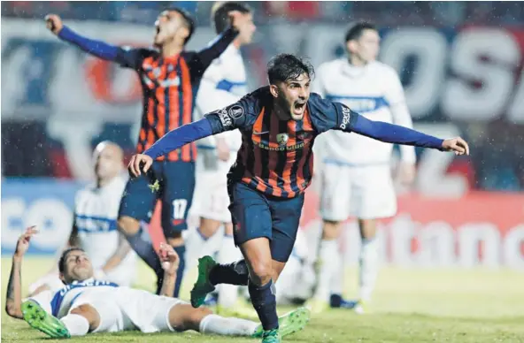  ?? FOTO: AGENCIAUNO ?? Nicolás Blandi sale festejando el primer gol de San Lorenzo sobre la UC.
