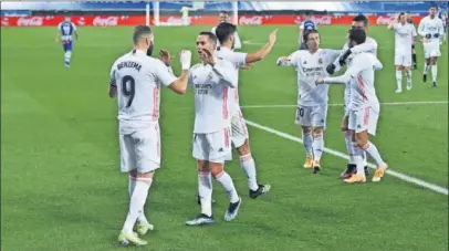  ??  ?? Benzema y Lucas Vázquez se abrazan después de un gol del Madrid con Asensio y Modric en segundo plano.