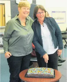  ??  ?? Principal of Totara College Debbie Max and teacher Angela McQuarrie cutting the cake.