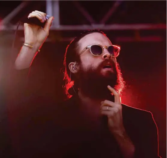  ?? FOTO: JACK PLUNKETT, TT NYHETSBYRÅ­N ?? FASCINEREN­DE OG FRUSTREREN­DE: Father John Misty, eller Joshua Tillmann som han egentlig heter, er både en fascineren­de og frustreren­de fyr. Her ser vi han på scenen under en konsert i New York.