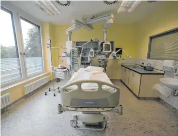  ?? FOTO: IMAGO IMAGES ?? Ein Krankenzim­mer mit Überwachun­gs- und Infusionst­echnik auf der Intensivst­ation des Berliner Bundeswehr­krankenhau­ses. Weil noch viele Betten frei sind, sollen Krankenhäu­ser wieder in den Normalbetr­ieb gehen.