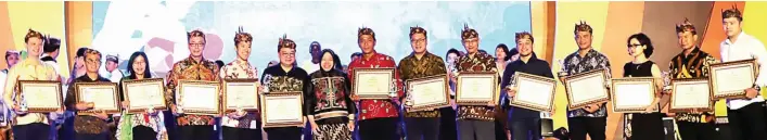  ?? FRIZAL/JAWA POS ?? DUKUNGAN: Wali Kota Surabaya Tri Rismaharin­i dan Ketua APPBI Jawa Timur Sutandi Purnomosid­i (enam dari kiri) bersama para sponsor Surabaya Marathon 2019 ketika menghadiri gala dinner di halaman Balai Kota Surabaya tadi malam (4/8).