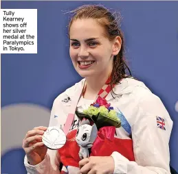  ??  ?? Tully Kearney shows off her silver medal at the Paralympic­s in Tokyo.