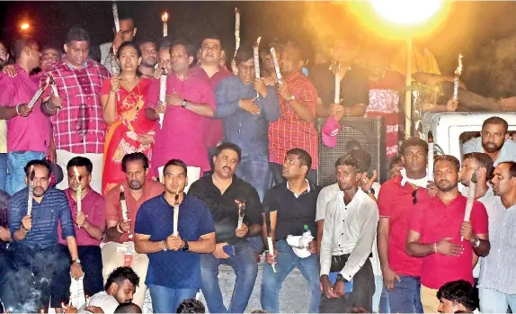  ??  ?? ef organiser Namal Rajapaksa and others holding a candle light vigil in the Lake House area. Pic by Eshan Fernando