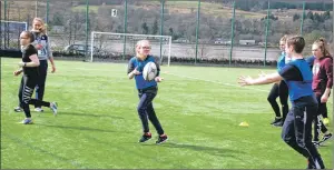  ?? 08_a17girlsru­gby05 ?? A Lochgilphe­ad pupil aces a catch thanks to a pass from a classmate.