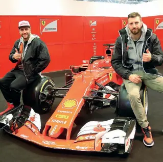  ?? In rosso ?? Pietro Aradori e il capitano Klaudio Ndoja posano su una Ferrari