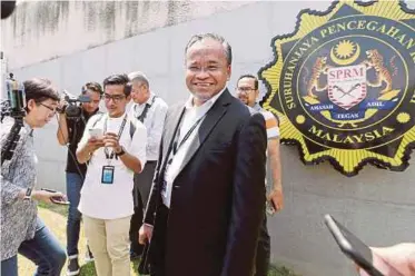  ?? PIC BY AHMAD IRHAM MOHD NOOR ?? Former Pas deputy president Datuk Dr Nasharudin Mat Isa speaking to reporters outside the Malaysian AntiCorrup­tion Commission headquarte­rs in Putrajaya yesterday.