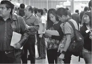  ??  ?? Informan. Tres de cada 100 habitantes de 15 años o más asegura buscar empleo sin conseguirl­o.