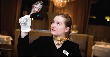  ?? Foto: Alexander Heinl, dpa ?? Gläser polieren und Tische decken gehören zu den Aufgaben der Restaurant­fachfrau Claudia Topfstedt. Neben Bedienen ist das aber nicht alles, was sie in ihrem Berufsallt­ag macht.
