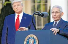  ?? FOTO: ALEX BRANDON/DPA ?? Anthony Fauci (r), Direktor des Nationalen Instituts für Infektions­krankheite­n, neben US-Präsident Donald Trump.