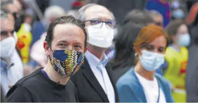  ?? SERGIO PÉREZ / REUTERS ?? Iglesias, junto a Ángel Gabilondo (PSOE) y Mónica García (Más Madrid), ayer, en la marcha del 1 de mayo.