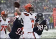  ?? CHARLES REX ARBOGAST — THE ASSOCIATED PRESS ?? Cleveland Browns quarterbac­k DeShone Kizer (7) throws under pressure from Chicago Bears outside linebacker Sam Acho (93) in the first half of an NFL football game in Chicago, Sunday.