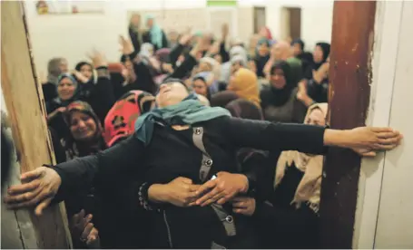  ??  ?? Relatives mourn demonstrat­or Hamdan Abu Amsha at his funeral in Beit Hanoun in the northern Gaza Strip