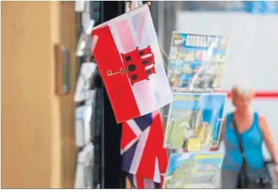  ?? ?? La bandera gibraltare­ña en un comercio.