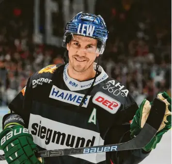  ?? Foto: Siegfried Kerpf ?? Den Eishockeys­chläger hat Ex-Panther-Profi Christoph Ullmann in die Ecke gestellt und arbeitet nun hinter den Kulissen als Spielerber­ater und Talentsuch­er für eine Sportagent­ur.