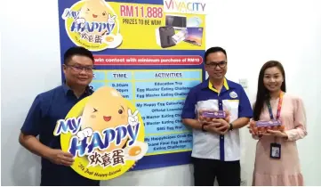  ??  ?? Wee (centre) promotes the My Happy Eggs roadshow at Vivacity Megamall. He is flanked by Vivacity Megamall senior advertisin­g and promotion executive Evy Kiing and Beam Event director John K.