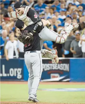  ??  ?? El Nuevo Día Robert Pérez -a la derecha- se abraza al taponero Cody Allen tras la conclusión del partido del miércoles ante Toronto.