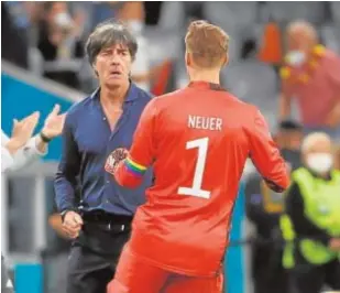  ?? // REUTERS ?? Low celebra con Neuer el gol que dio el pase a octavos a Alemania