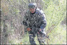  ?? ANI ?? A securityma­n during cordon-and-search operation after militants managed to escape during an encounter in Sighanpora area of Kulgam district on Sunday.