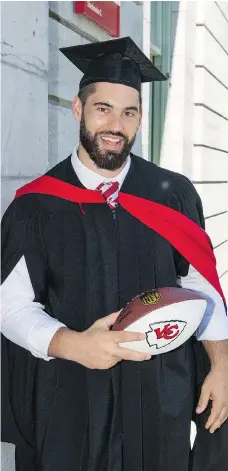  ?? VINCENT ETHIER ?? NFL player Laurent Duvernay-Tardif receives his doctorate of medicine from McGill University on Tuesday.