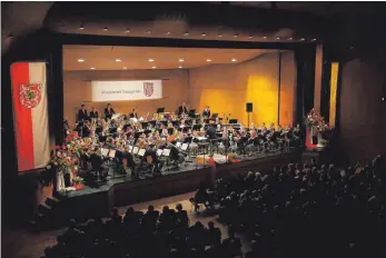  ?? FOTO: SIEGFRIED HEISS ?? Das Städtische Orchester hat beim Dreikönigs­konzert in der Stadthalle wieder ein abwechslun­gsreiches, stimmungsv­olles Programm geboten.