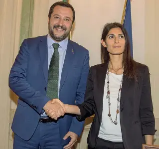  ??  ?? Viminale Il ministro dell’Interno Salvini e la sindaca Raggi dopo un incontro a fine luglio