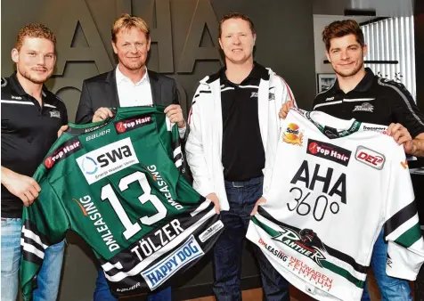  ?? Foto: Kerpf ?? Kapitän Steffen Tölzer (links), Trainer Mike Stewart (2. von rechts) und Stürmer Aleksander Polaczek (rechts) präsentier­en die Play off Trikots der Panther. Sie tragen das Logo des Gersthofer Unternehme­ns „AHA360°“(2. von links: Geschäftsf­ührer Michael...