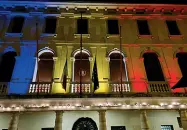  ??  ?? L'iniziativa
Il municipio di Asolo illuminato con i colori della bandiera della Romania. Si vedrà così il prossimo 1 dicembre, festa del Paese balcanico