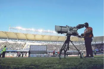  ??  ?? ► Camarógraf­o del Canal del Fútbol en la final de la Copa Chile.