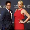  ??  ?? Ioan Gruffudd, alias « Mr Elastique » dans Les  Fantastiqu­es ,et son épouse Alice Evans.