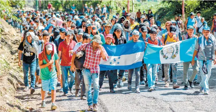  ??  ?? Bajo el sol y con temperatur­as de hasta 30 grados, los indocument­ados caminaron desde Tapachula hacia Huixtla; en el trayecto los lugareños les ofrecieron agua y comida.