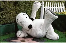  ?? Foto: Mike Nelson/epa/dpa ?? Die Zeichentri­ckfigur Snoopy liegt neben seinem Stern auf dem Hollywood Walk of Fame.