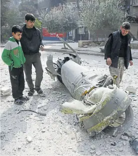  ?? REUTERS ?? Temor. Restos de un misil lanzado sobre la ciudad de Douma.