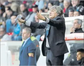  ?? FOTO: V. LLURBA ?? Enrique Martín, técnico del Nàstic, durante un partido de la presente temporada