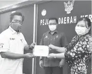  ??  ?? SUMBANGAN: Yusuf menyampaik­an sumbangan kepada pertubuhan-pertubuhan di Pejabat Daerah Meradong.