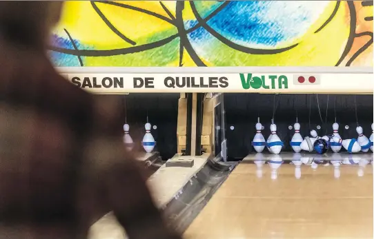  ?? PHOTOS: DAVE SIDAWAY ?? Eighty-seven-year-old Frances Best bowled a perfect 300 game last month in her weekly 10-pin small ball bowling league at Complexe Volta in Bouchervil­le.