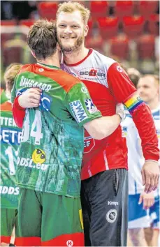  ?? FOTO: SANDY DINKELACKE­R/IMAGO IMAGES ?? Sind Umarmungen bei Geisterspi­elen erlaubt? Und wie geht es in der HandballBu­ndesliga weiter? Viele Fragen sind offen – nicht nur bei Stuttgarts Johannes Bitter und Magdeburgs Michael Damgaard.