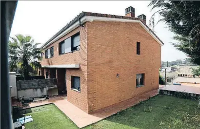  ?? XAVIER CERVERA ?? Dos casos recientes Arriba, una vivienda ocupada en la que alquilan habitacion­es a menores extutelado­s. A la derecha
el piso donde se ha introducid­o la familia con
hijos menores de edad