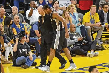  ?? JOSE CARLOS FAJARDO / BAY AREA NEWS GROUP ?? With Kawhi Leonard’s exit from Game 1 with an ankle injury, Golden State roared back with an 18-0 run en route to a comeback victory. The Spurs were outscored 58-33 after Leonard left.