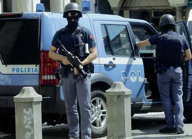  ??  ?? A Padova Le squadre anti-terrorismo pattuglian­o il centro storico e le zone sensibili della città