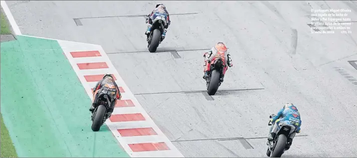  ?? FOTO: EFE ?? El portugués Miguel Oliveira sacó tajada de la lucha de Miller y Pol Espargaró hasta la última curva de la carrera para superarlos a ambos en la recta de meta