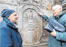  ??  ?? Münsterbau­meister Michael Hilbert (links) und der Ulmer Heraldik-Spezialist Alfred Eberhardt inspiziere­n ein Epitaph an der Mauer der Besserer-Kapelle.