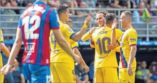  ??  ?? Suárez, Griezmann, Messi y Arthur celebran el primer tanto del Barça en Eibar, en un partido que les valió para 0alcanzar el liderato de