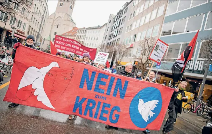  ?? ?? Bei 100 geplanten Ostermarsc­h-Aktionen sagt die Friedensbe­wegung auch dieses Jahr: »Nein zum Krieg«.